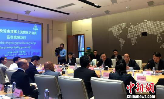 柬埔寨主流媒體采訪團在廣西大學(xué)與師生交流。