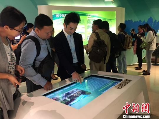 柬埔寨主流媒體采訪團參觀南寧市規(guī)劃館。