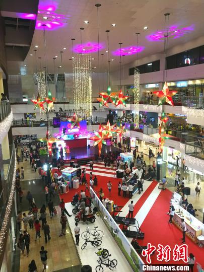 圖為馬尼拉馬卡蒂一商場，開始歲末大促銷，青年人消費暢旺。 關(guān)向東 攝