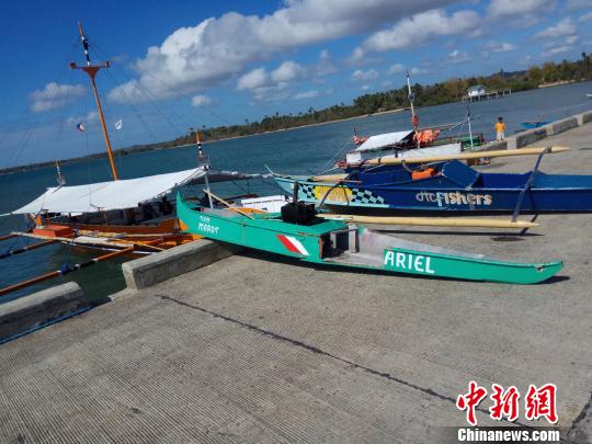 圖為被救助的菲律賓漁民的漁船。 中交公路規(guī)劃設(shè)計院有限公司 攝