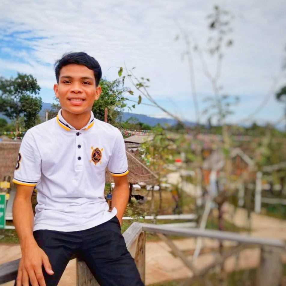 何冀南，柬埔寨人 老撾國立大學(xué)建筑學(xué)院城市規(guī)劃專業(yè)